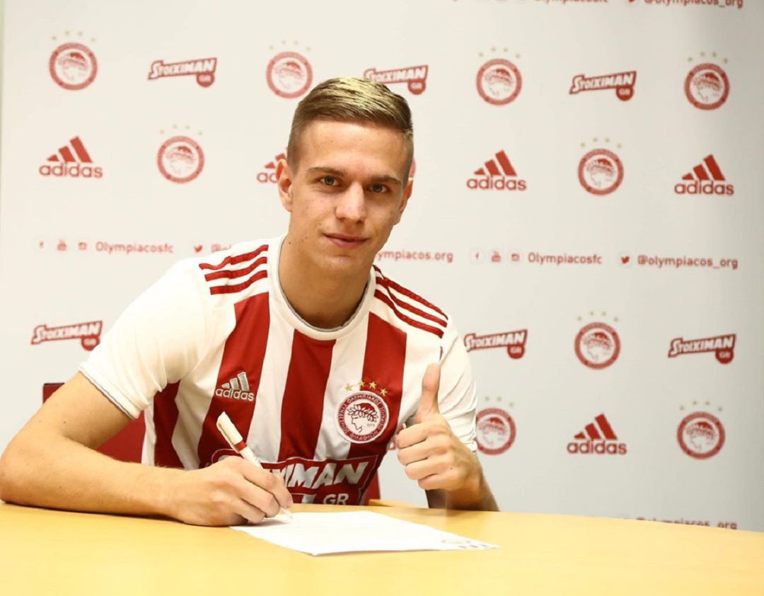 El serbio firma su contrato con el Olympiakos. El serbio firma su contrato con el Olympiakos.
