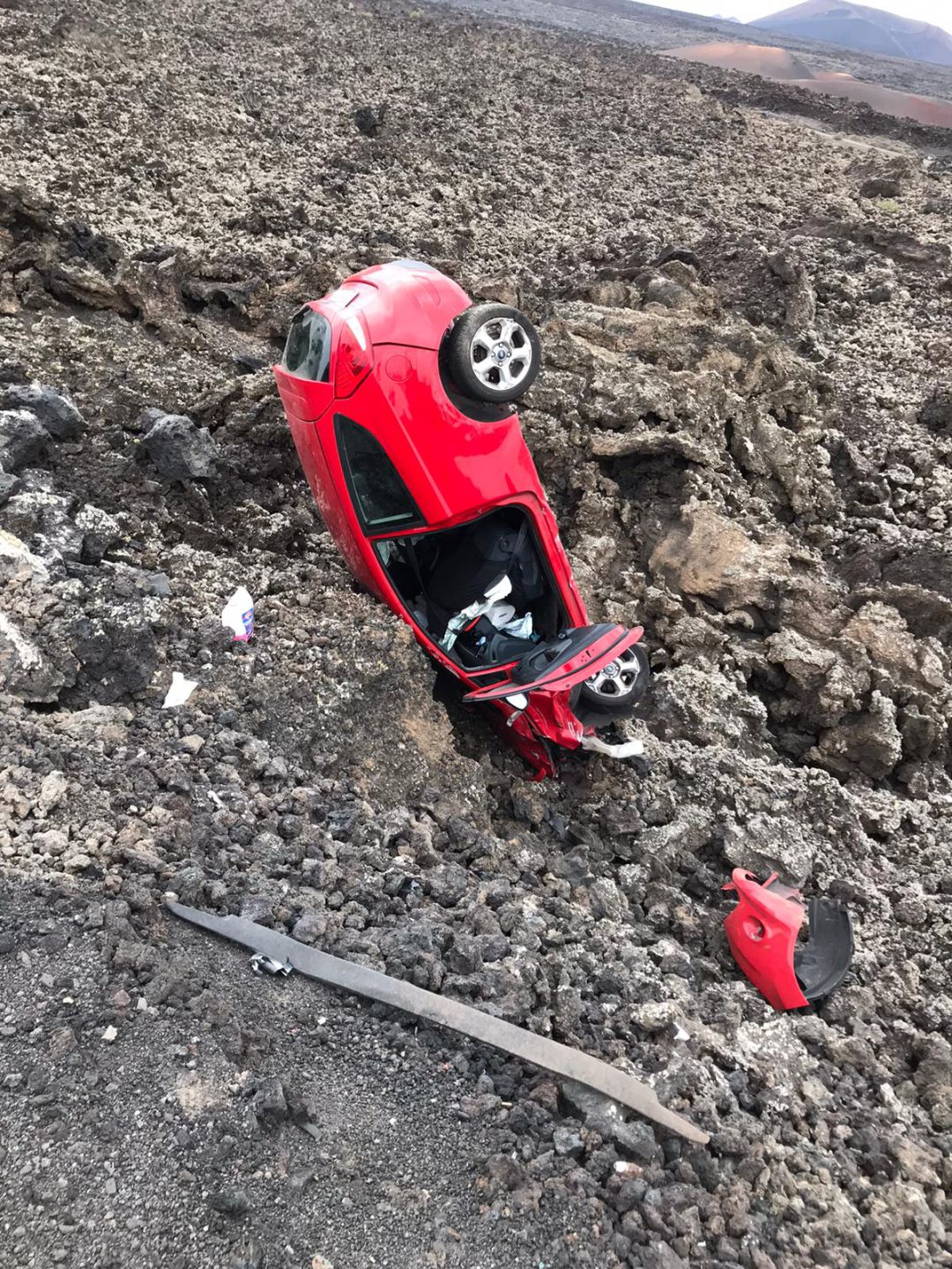 Ford Fiesta rojo implicado en el espectacular accidente. Ford Fiesta rojo implicado en el espectacular accidente.