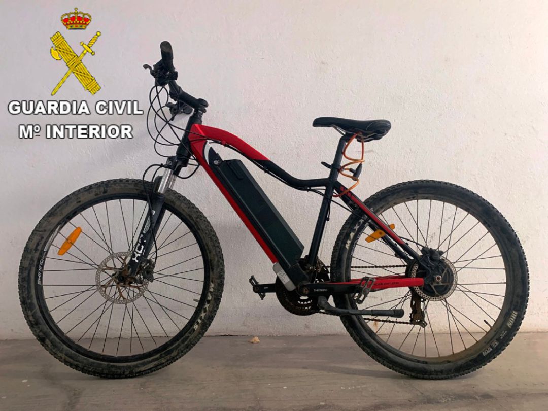 Una de las dos bicicletas eléctricas sustraidas, valorada en 1.800 euros. Una de las dos bicicletas eléctricas sustraidas, valorada en 1.800 euros.