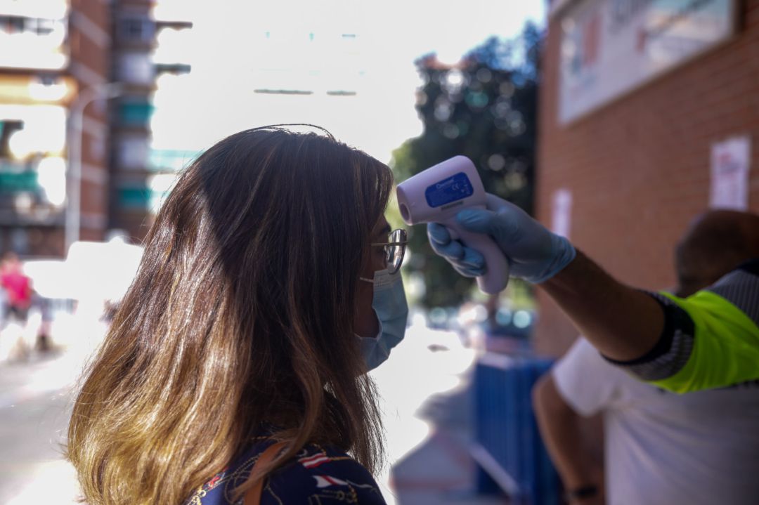 Un trabajador toma la temperatura a una de las personas que acudió a realizarse una prueba PCR al dispositivo instalado en el Centro de Especialidades El Arroyo de Fuenlabrada hace unas semanas. Un trabajador toma la temperatura a una de las personas que acudió a realizarse una prueba PCR al dispositivo instalado en el Centro de Especialidades El Arroyo de Fuenlabrada hace unas semanas.