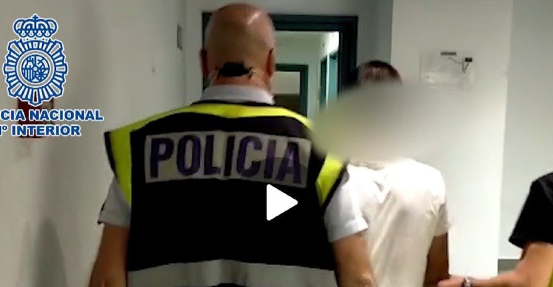 La Policia Nacional ha facilitado las imágenes de la detención del presunto autor material de los hechos hace unos días. La Policia Nacional ha facilitado las imágenes de la detención del presunto autor material de los hechos hace unos días.