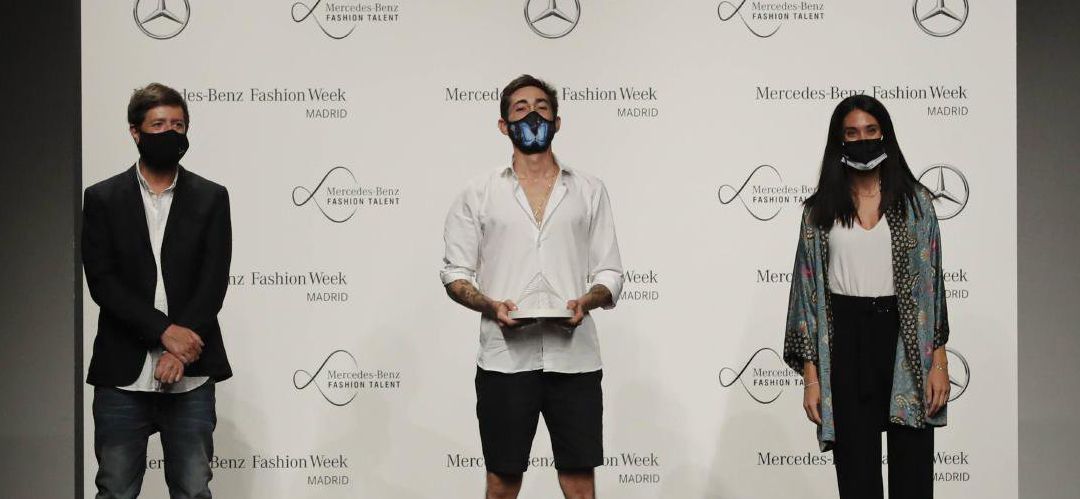 El diseñador español Robber Rodríguez recibe un premio durante el Samsung Ego, la plataforma de jóvenes talentos El diseñador español Robber Rodríguez recibe un premio durante el Samsung Ego, la plataforma de jóvenes talentos