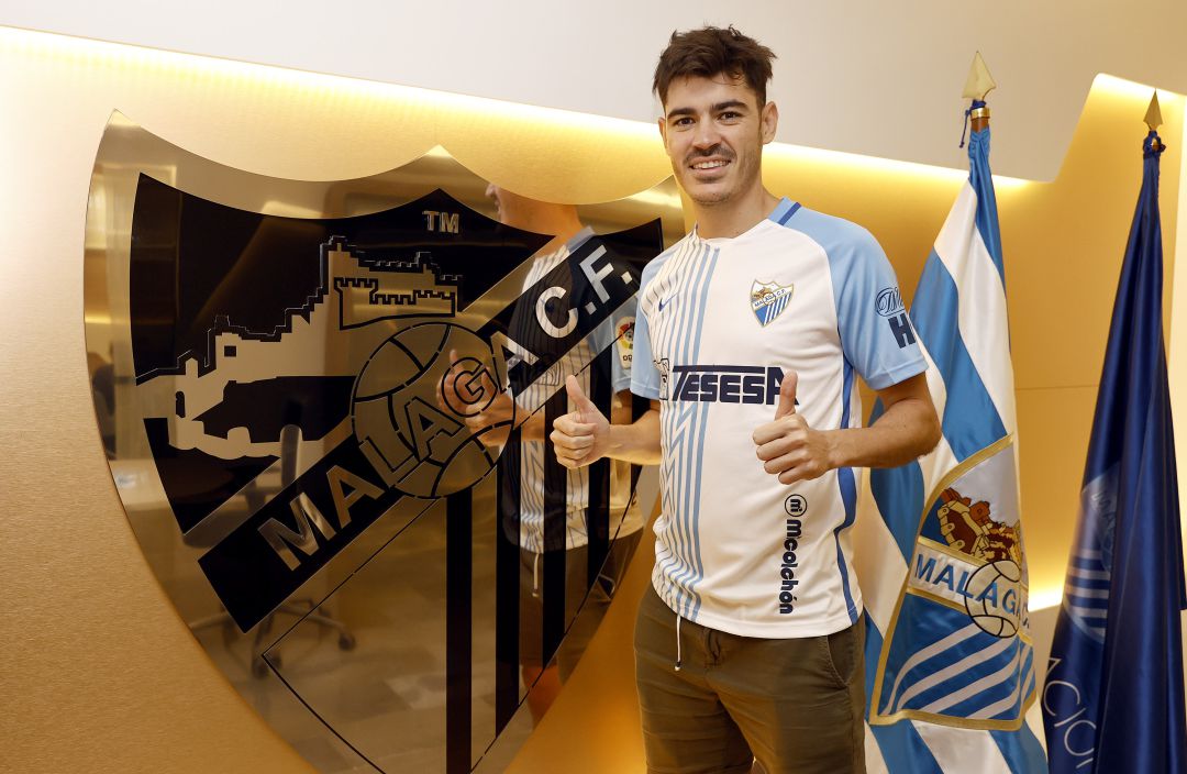 Jozabed posa con la camiseta del Málaga Jozabed posa con la camiseta del Málaga