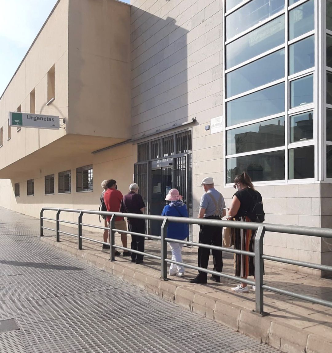 Usuarios haciendo cola en el centro de salud Cruz de Humilladero Usuarios haciendo cola en el centro de salud Cruz de Humilladero