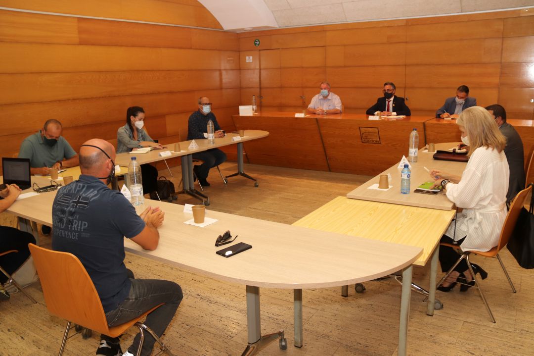 Reunió entre el conseller d'Empresa i Coneixement, Ramon Tremosa, els alcaldes de l'Arboç i Banyeres del Penedès, i el comitè d'empresa de Saint-Gobain. Reunió entre el conseller d'Empresa i Coneixement, Ramon Tremosa, els alcaldes de l'Arboç i Banyeres del Penedès, i el comitè d'empresa de Saint-Gobain.