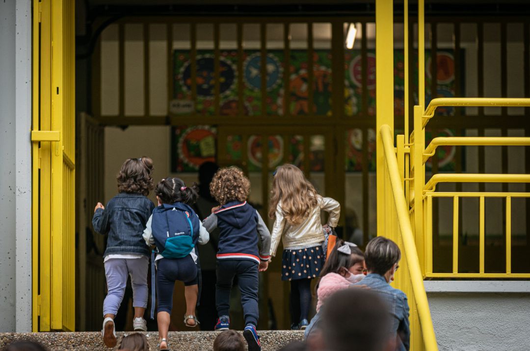 Padres y alumnos en las puertas de un centro escolar de Euskadi Padres y alumnos en las puertas de un centro escolar de Euskadi