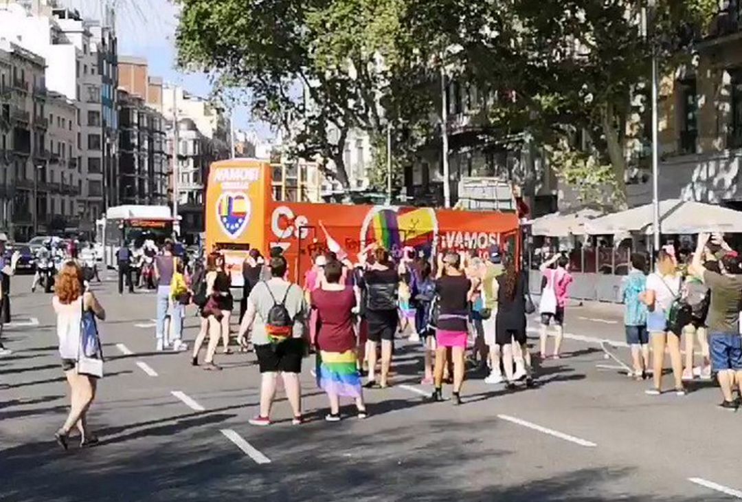 Moment en el que els manifestants van fer girar cua a l'autobús de Ciutadans Moment en el que els manifestants van fer girar cua a l'autobús de Ciutadans