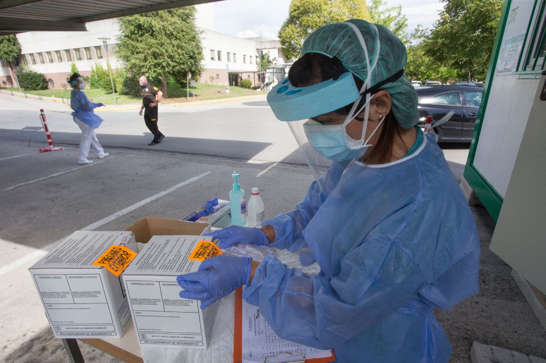 Una sanitaria prepara pruebas PCR en Monforte de Lemos (Lugo). Una sanitaria prepara pruebas PCR en Monforte de Lemos (Lugo).