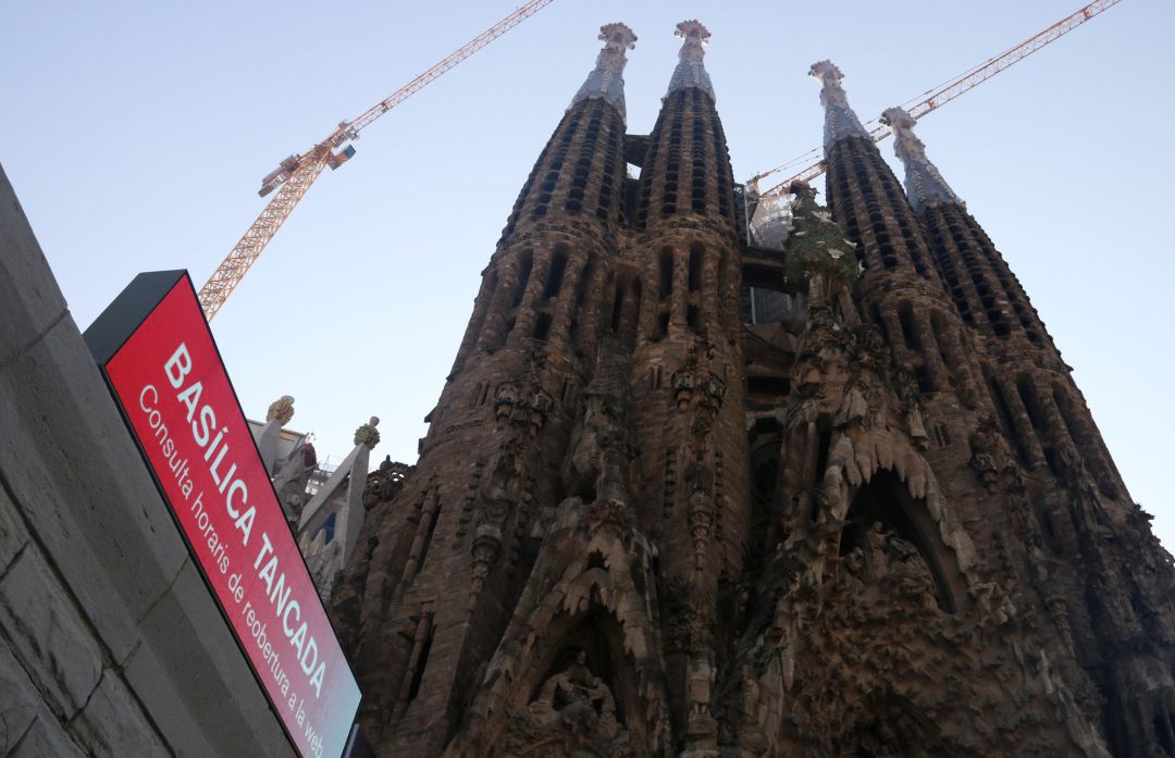 Fachada de la Sagrada Familia con un cartel que dice que la basílica está cerrada Fachada de la Sagrada Familia con un cartel que dice que la basílica está cerrada