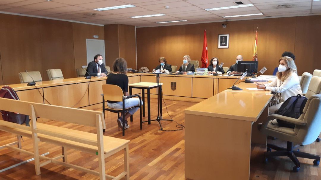 Juicio en la Audiencia de Madrid contra los hinchas del PSV que humillaron a unas mendigas de la Plaza Mayor de Madrid. Juicio en la Audiencia de Madrid contra los hinchas del PSV que humillaron a unas mendigas de la Plaza Mayor de Madrid.