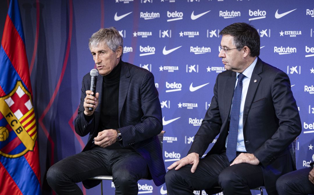 El exentrenador Quique Setién, junto al presidente del FC Barcelona, Josep Maria Bartomeu
El exentrenador Quique Setién, junto al presidente del FC Barcelona, Josep Maria Bartomeu