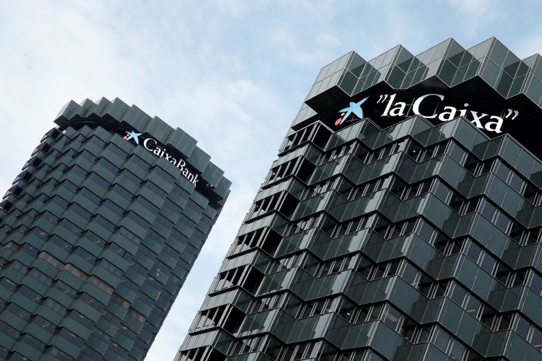 Foto de archivo de dos edificios de CaixaBank. Foto de archivo de dos edificios de CaixaBank.
