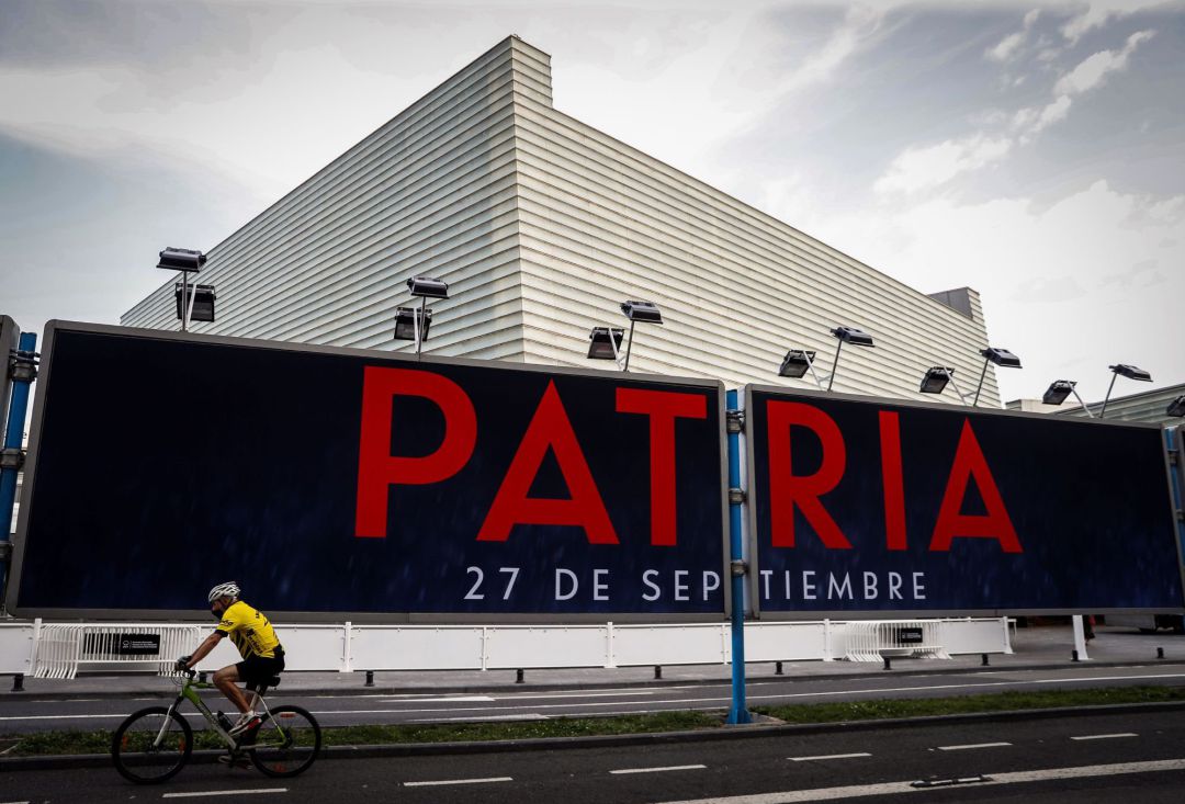 Un hombre pasa en bici este miércoles junto al auditorio Kursaal, sede de la 68 edición del Festival Internacional de Cine de San Sebastián, que arranca este viernes a pesar de la pandemia de covid-19 Un hombre pasa en bici este miércoles junto al auditorio Kursaal, sede de la 68 edición del Festival Internacional de Cine de San Sebastián, que arranca este viernes a pesar de la pandemia de covid-19