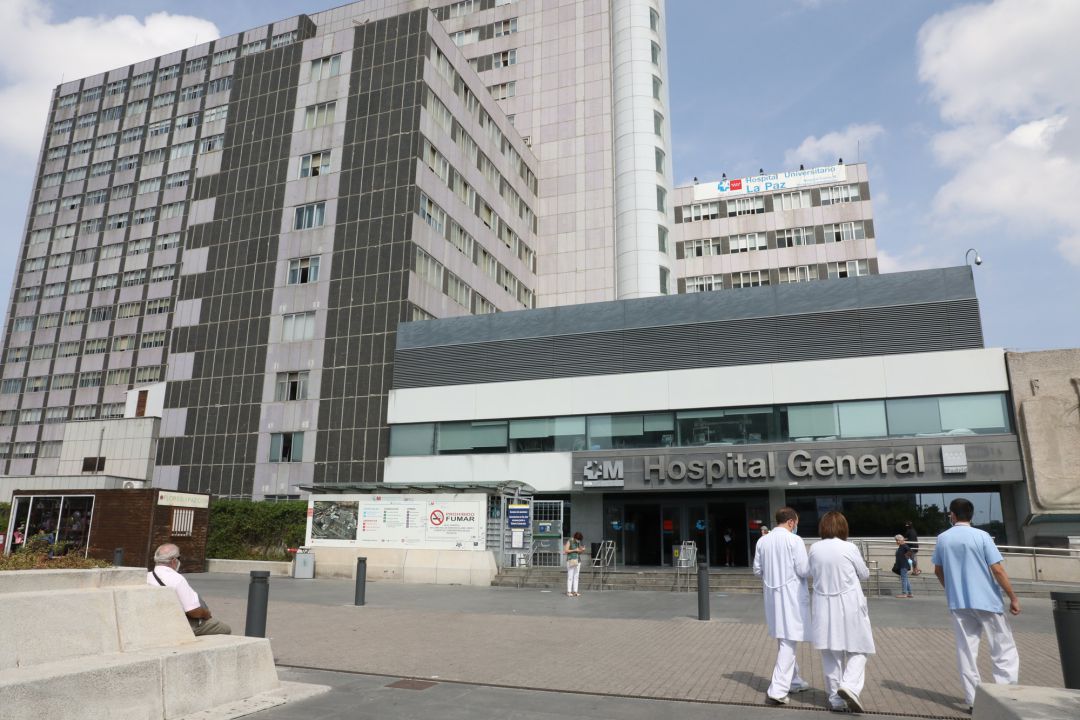 Varios trabajadores sanitarios pasean por las inmediaciones de la puerta del Hospital de La Paz, en Madrid (España), a 15 de septiembre de 2020. Varios trabajadores sanitarios pasean por las inmediaciones de la puerta del Hospital de La Paz, en Madrid (España), a 15 de septiembre de 2020.