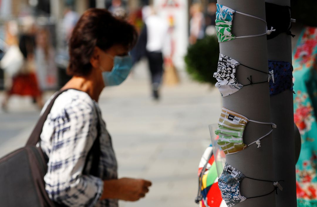 Una mujer mira mascarillas en Viena. Una mujer mira mascarillas en Viena.