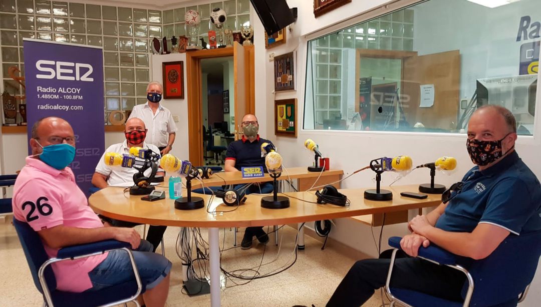 Juan Antonio Canalejas, Pau Acosta, Juan Antonio Domínguez y Víctor Hugo Ribes junto a Paco Aznar Juan Antonio Canalejas, Pau Acosta, Juan Antonio Domínguez y Víctor Hugo Ribes junto a Paco Aznar