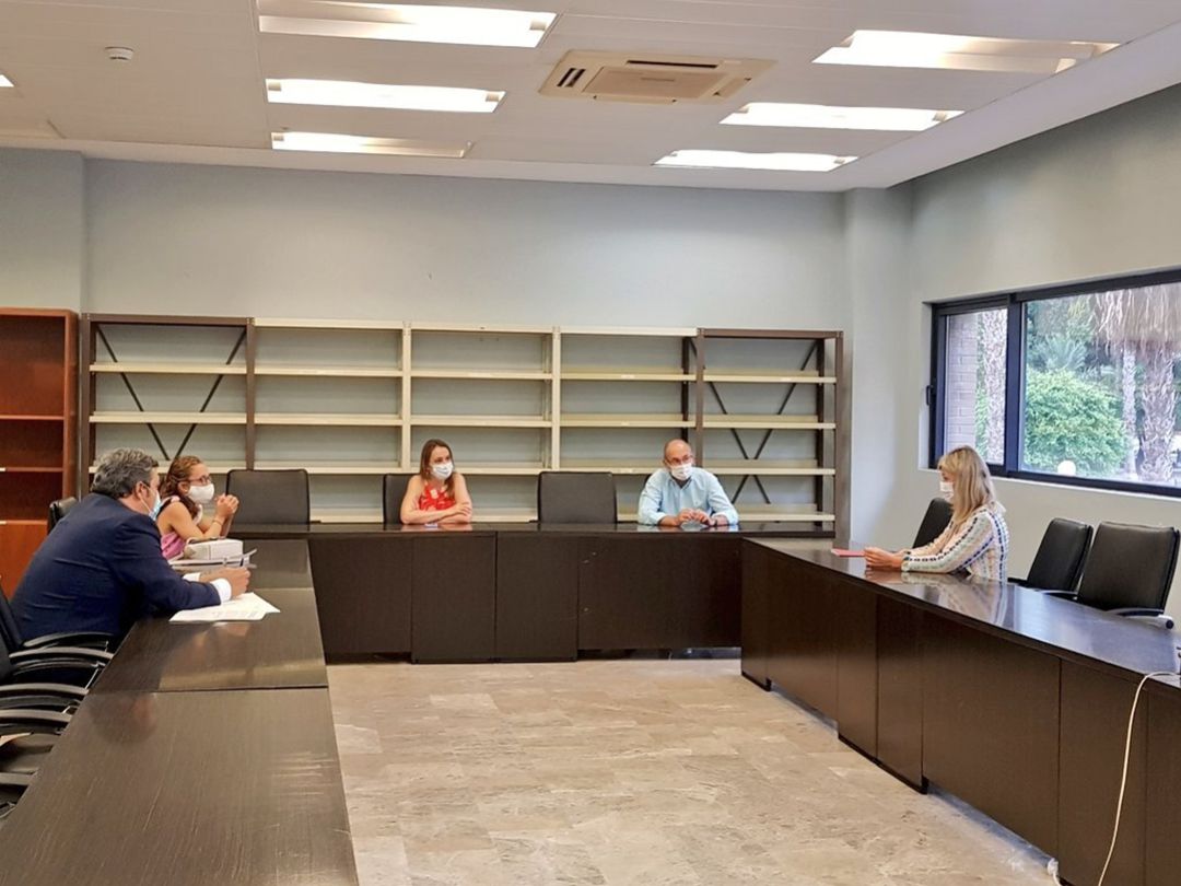 La consellera Gabriela Bravo (i) en la reunión con el decano de Alicante. La consellera Gabriela Bravo (i) en la reunión con el decano de Alicante.