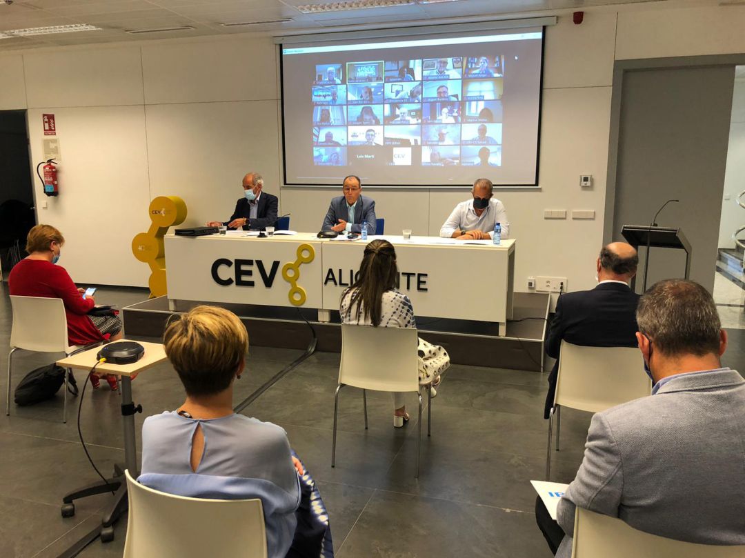 El presidente de la CEV, Salvador Navarro (c), ha presidido en Alicante la reunión del Comité Ejecutivo de la patronal de la Comunitat Valenciana. El presidente de la CEV, Salvador Navarro (c), ha presidido en Alicante la reunión del Comité Ejecutivo de la patronal de la Comunitat Valenciana.