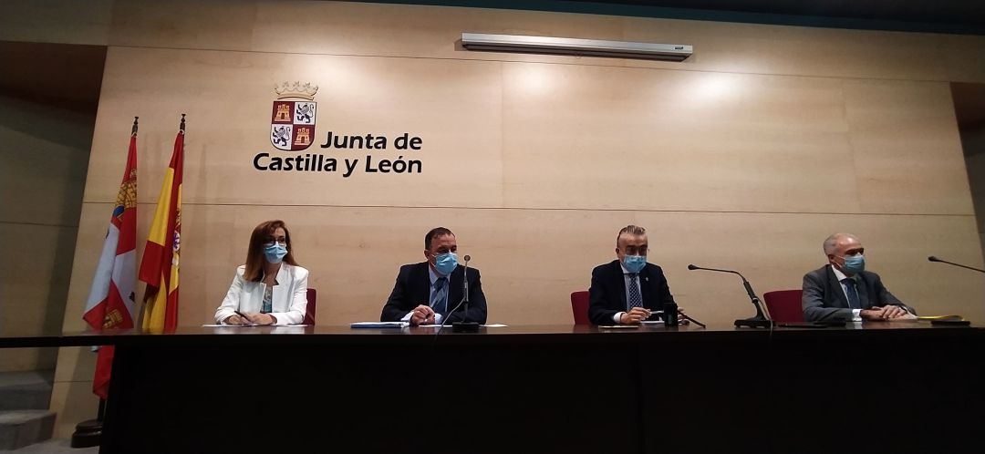 Rebeca Gutierrez, jefa de programas, José Antonio Antón, director provincial de educación, Roberto Sáiz, delegado territorial de la Junta y Juan Carlos Pérez, Inspector jefe. Rebeca Gutierrez, jefa de programas, José Antonio Antón, director provincial de educación, Roberto Sáiz, delegado territorial de la Junta y Juan Carlos Pérez, Inspector jefe.