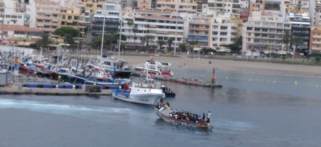 Ochenta y tres personas han llegado al Puerto de Los Cristianos a bordo de un cayuco. Entre ellos, viajaban dieciocho niños Ochenta y tres personas han llegado al Puerto de Los Cristianos a bordo de un cayuco. Entre ellos, viajaban dieciocho niños