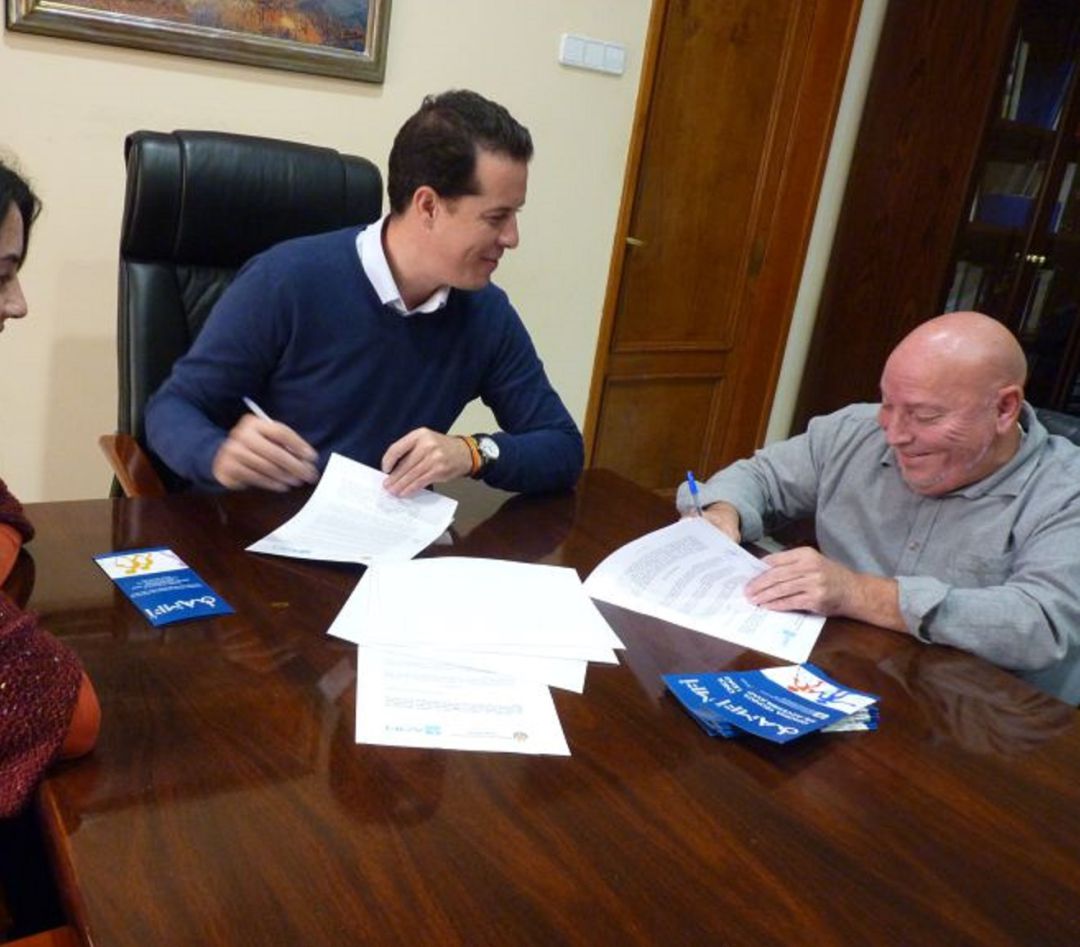 Andrés Molina junto a Rubén Alfaro en la firma de un convenio con el consistorio Andrés Molina junto a Rubén Alfaro en la firma de un convenio con el consistorio