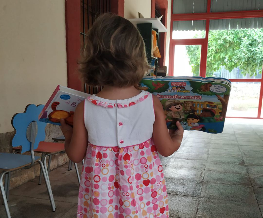 La pequeña Inés con el ejemplar nuevo del libro devuelto La pequeña Inés con el ejemplar nuevo del libro devuelto