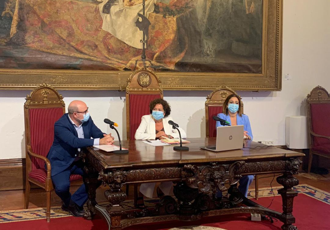 La rectora de la UGR, Pilar Aranda, explica (junto a miembros de su equipo de gobierno) los pormenores del comienzo del curso en la Universidad de Granada La rectora de la UGR, Pilar Aranda, explica (junto a miembros de su equipo de gobierno) los pormenores del comienzo del curso en la Universidad de Granada
