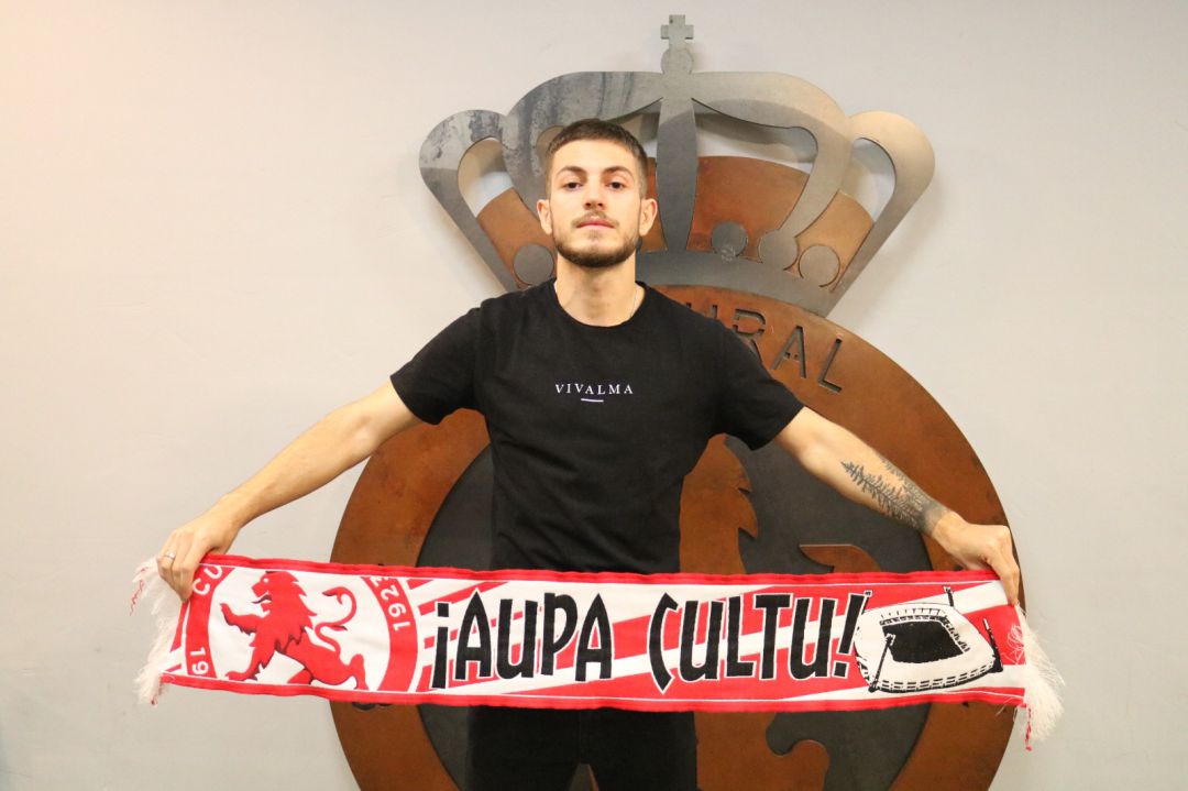 'Pipo' posa con la bufanda de la Cultural en el antepalco del Reino de León 'Pipo' posa con la bufanda de la Cultural en el antepalco del Reino de León