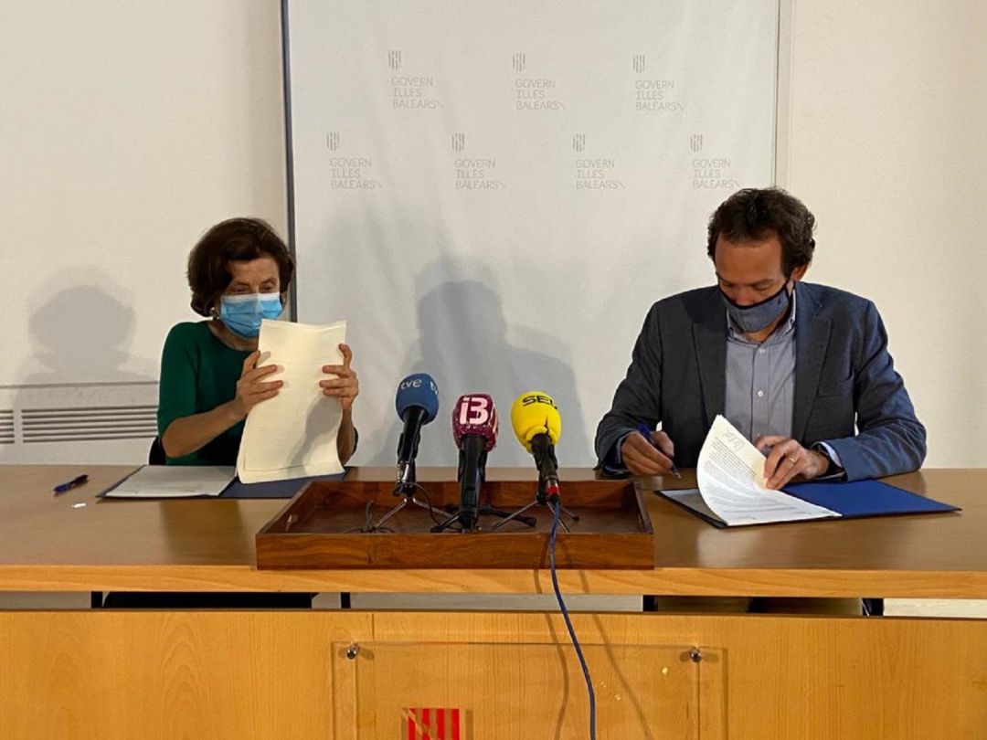 La consellera de Asuntos Sociales, Fina Santiago, y el conseller de Vivienda, Marc Pons, han firmado un convenio de colaboración para ofrecer una casa a las personas con situación de vulnerabilidad. La consellera de Asuntos Sociales, Fina Santiago, y el conseller de Vivienda, Marc Pons, han firmado un convenio de colaboración para ofrecer una casa a las personas con situación de vulnerabilidad.
