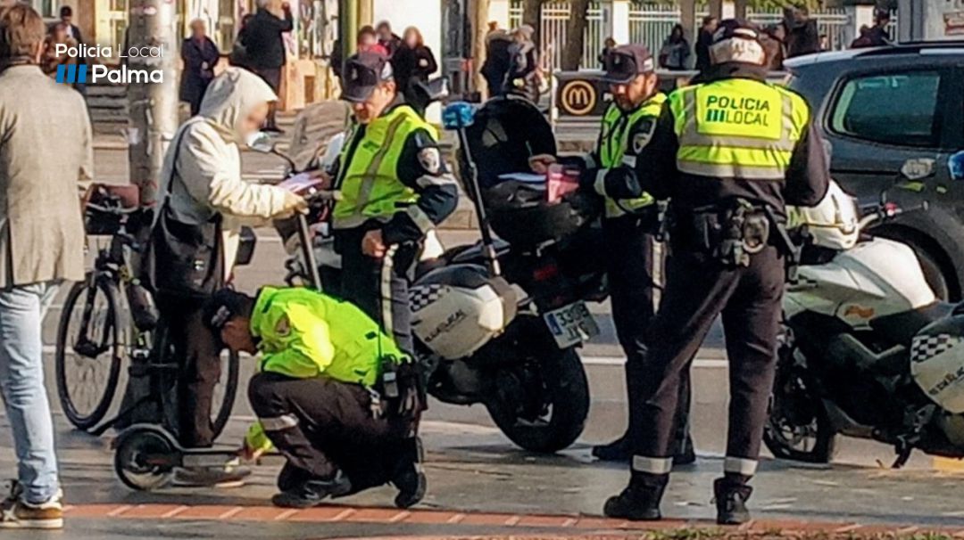 Policías de Palma realizan un control de patinetes Policías de Palma realizan un control de patinetes