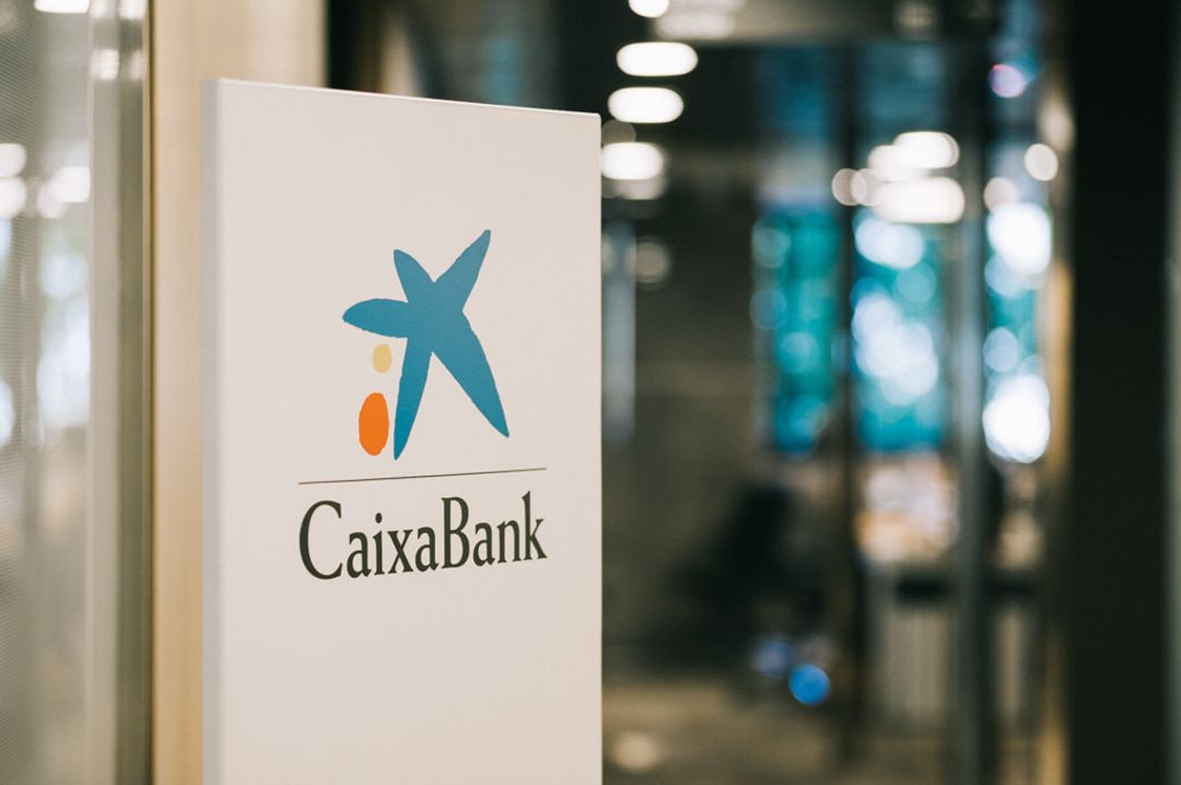 Logotipo CaixaBank en una oficina Logotipo CaixaBank en una oficina