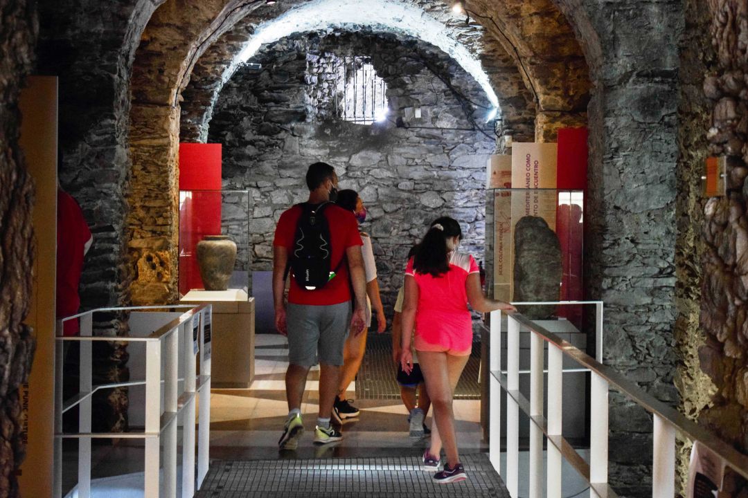 Turistas recorren las instalaciones del Museo Cueva Siete Palacios de Almuñécar Turistas recorren las instalaciones del Museo Cueva Siete Palacios de Almuñécar