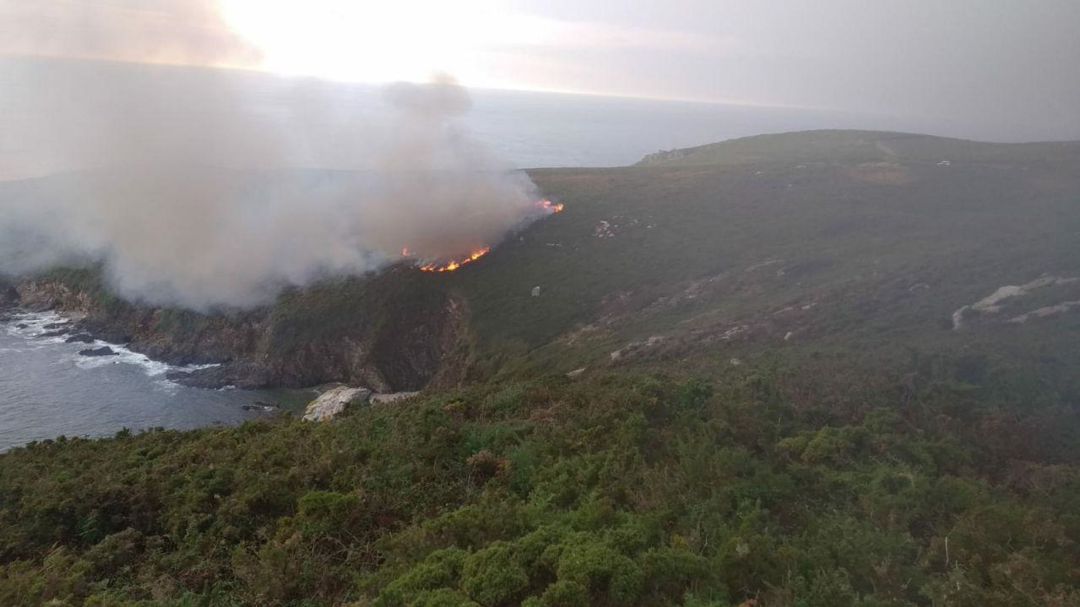 Un rayo provoca un incendio en Ons Un rayo provoca un incendio en Ons