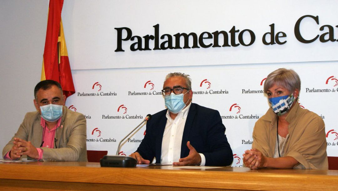 El portavoz parlamentario, Pedro Hernando; la diputada y alcaldesa de Polanco, Rosa Díaz; y el senador autonómico y diputado, José Miguel Fernández Viadero. El portavoz parlamentario, Pedro Hernando; la diputada y alcaldesa de Polanco, Rosa Díaz; y el senador autonómico y diputado, José Miguel Fernández Viadero.