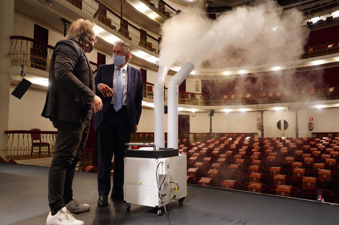 El diputado de Cultura José María Bravo y el director del teatro Marco Costa junto a la máquina de nebulización para la desinfección de la sala El diputado de Cultura José María Bravo y el director del teatro Marco Costa junto a la máquina de nebulización para la desinfección de la sala