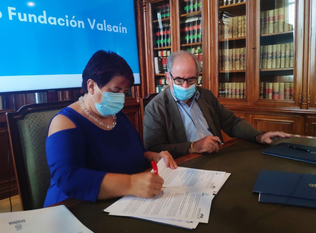 La alcaldesa y Álvaro Gil Robles firman el convenio de colaboración La alcaldesa y Álvaro Gil Robles firman el convenio de colaboración