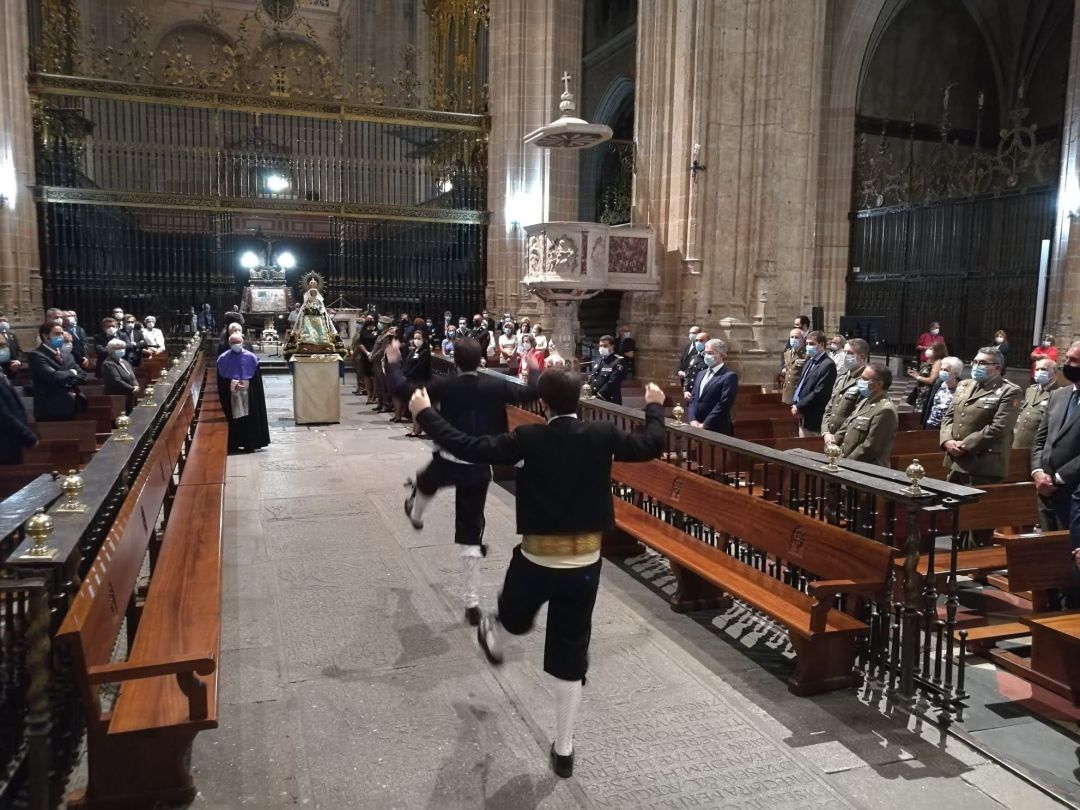 Miembros de La Esteva danzan ante la Virgen de la Fuencisla Miembros de La Esteva danzan ante la Virgen de la Fuencisla