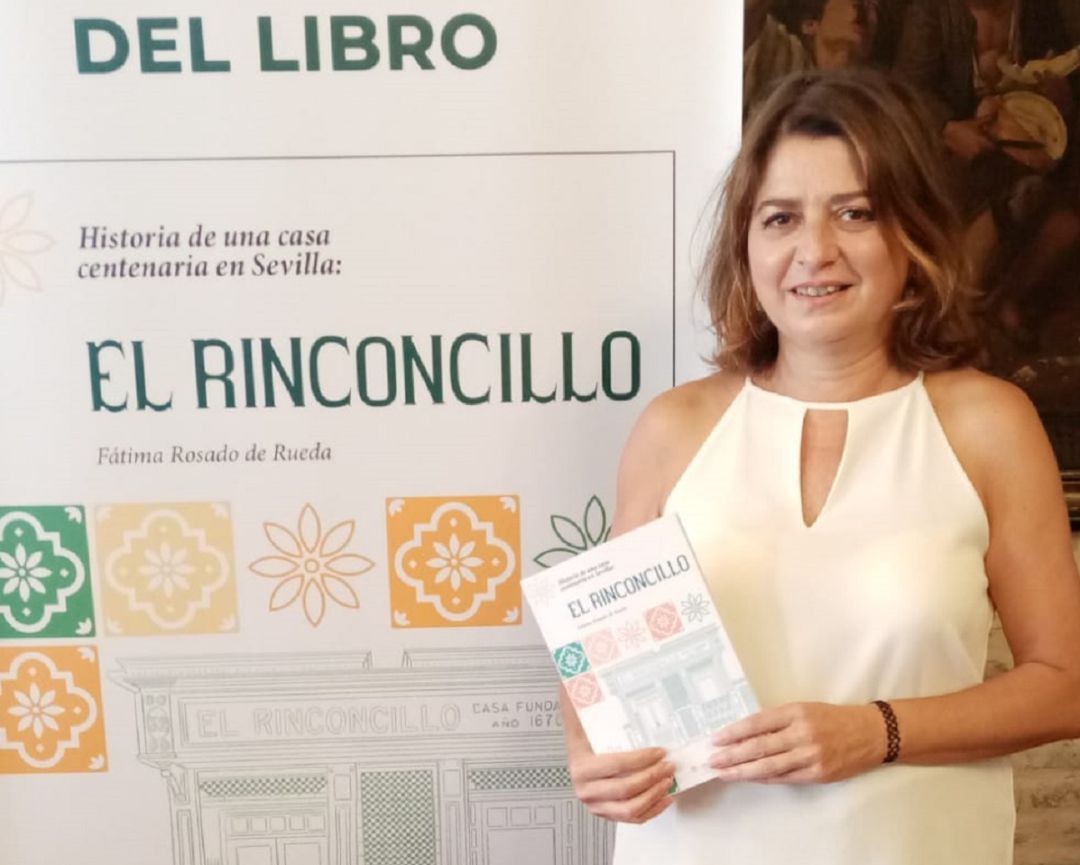 Fátima Rosado de Rueda posa con su libro sobre la historia del Rinconcillo Fátima Rosado de Rueda posa con su libro sobre la historia del Rinconcillo