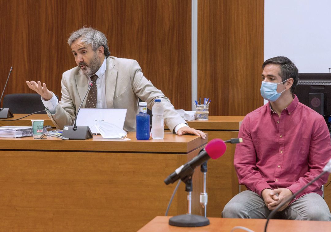 Rodrigo Lanza (d) y su abogado Endika Zulueta (i) al inicio de la quinta jornada del juicio por el conocido como "crimen de los tirantes", en el que se acusa a Lanza del supuesto asesinato de Víctor Laínez. Rodrigo Lanza (d) y su abogado Endika Zulueta (i) al inicio de la quinta jornada del juicio por el conocido como "crimen de los tirantes", en el que se acusa a Lanza del supuesto asesinato de Víctor Laínez.