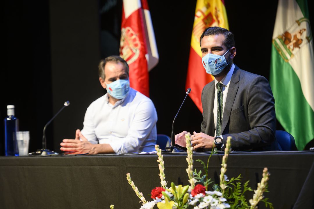 El alcalde de Almería con el concejal de Deportes Juanjo Segura. El alcalde de Almería con el concejal de Deportes Juanjo Segura.