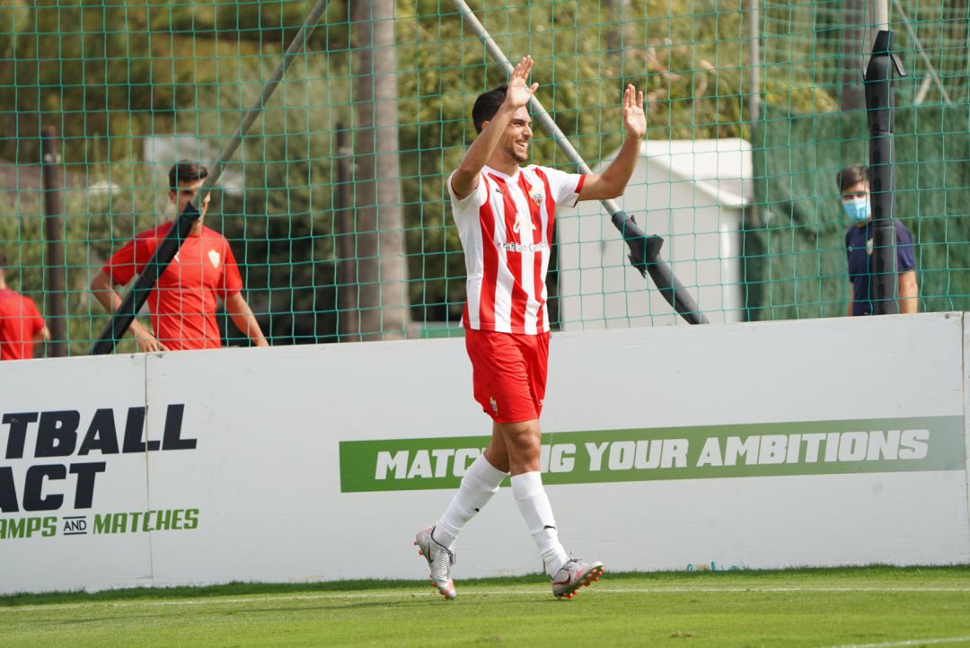 Juan Ibiza celebrando el gol contra la Balompédica Linense. Juan Ibiza celebrando el gol contra la Balompédica Linense.