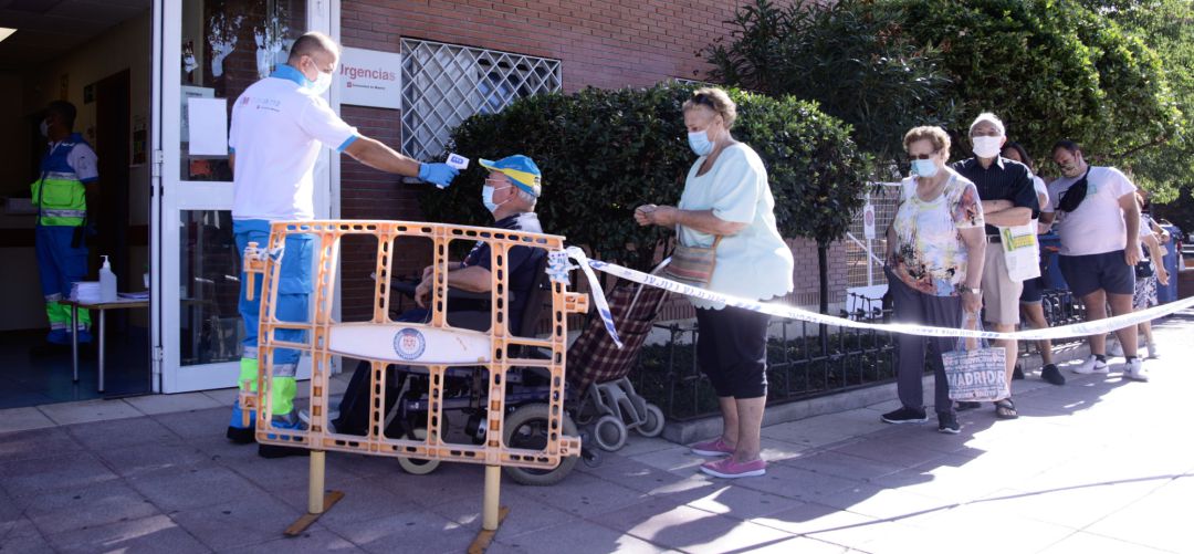 Medición de temperatura a las puertas de un centro de salud Medición de temperatura a las puertas de un centro de salud