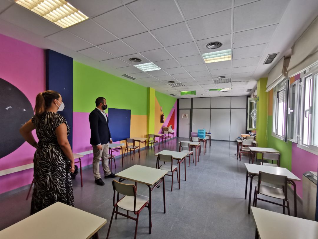 La alcaldesa de Arroyomolinos, Ana Millán, visita una de las aulas desdobladas La alcaldesa de Arroyomolinos, Ana Millán, visita una de las aulas desdobladas