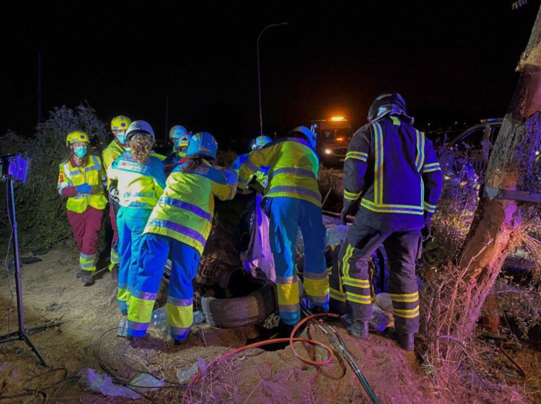 Imagen facilitada por Emergencias 112 Comunidad de Madrid del accidente ocurrido en la antigua carretera de Extremadura, en el término municipal de Móstoles, y en el que han perdido la vida tres personas al cochar el vehículo en el que viajaban con otro cuyos ocupantes se dieron a la fuga Imagen facilitada por Emergencias 112 Comunidad de Madrid del accidente ocurrido en la antigua carretera de Extremadura, en el término municipal de Móstoles, y en el que han perdido la vida tres personas al cochar el vehículo en el que viajaban con otro cuyos ocupantes se dieron a la fuga