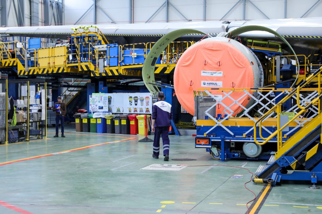 Dos operarios de la Compañía Airbus durante labores de mantenimiento a un avión de la compañía en la planta de Airbus en Getafe. Dos operarios de la Compañía Airbus durante labores de mantenimiento a un avión de la compañía en la planta de Airbus en Getafe.