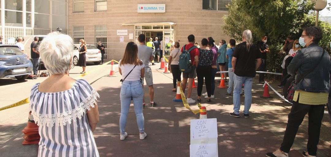 Varias personas esperan en cola en el dispositivo para realizar PCR aleatorias para detectar asintomáticos de Covid-19 en la Comunidad de Madrid. Varias personas esperan en cola en el dispositivo para realizar PCR aleatorias para detectar asintomáticos de Covid-19 en la Comunidad de Madrid.