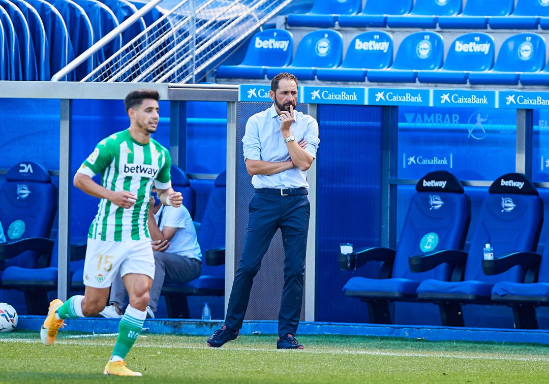 Machín, pensativo durante el partido inicial contra el Betis. Machín, pensativo durante el partido inicial contra el Betis.