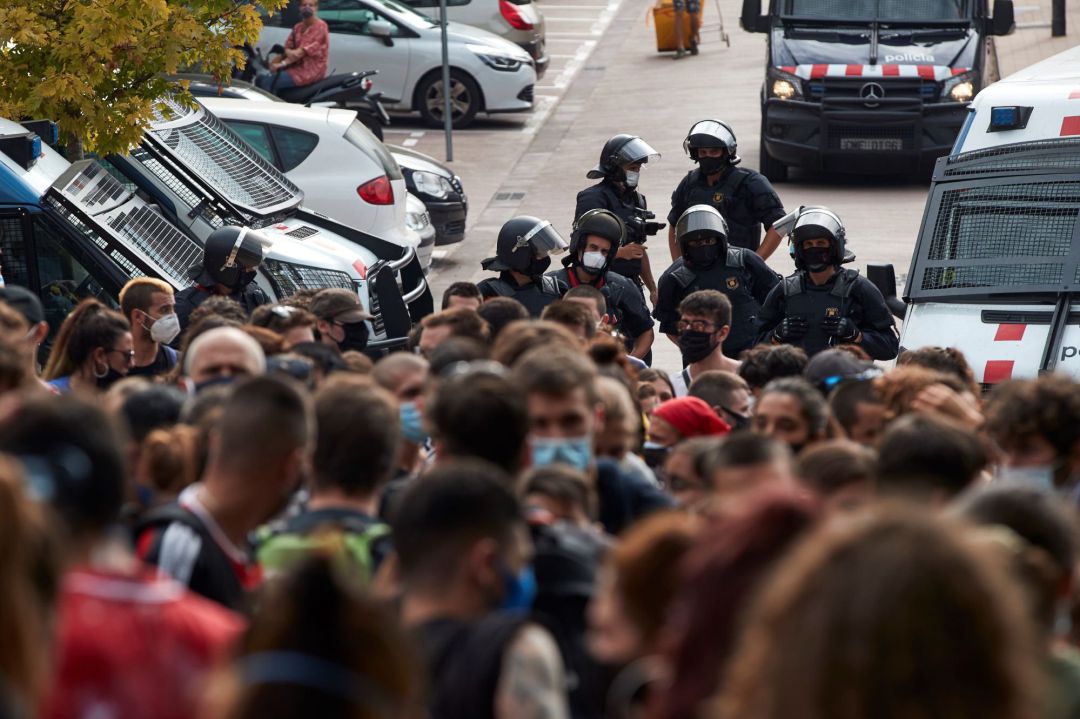 Agents dels Mossos d'Esquadra davant el més de mig centenar de persones que s'han concentrat per protestar pel desallotjament de l'habitatge Agents dels Mossos d'Esquadra davant el més de mig centenar de persones que s'han concentrat per protestar pel desallotjament de l'habitatge