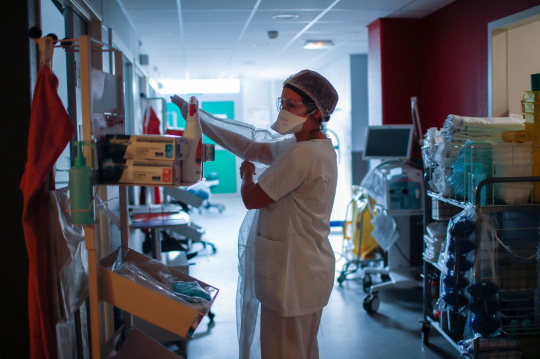 Una sanitaria en el hospital. Una sanitaria en el hospital.