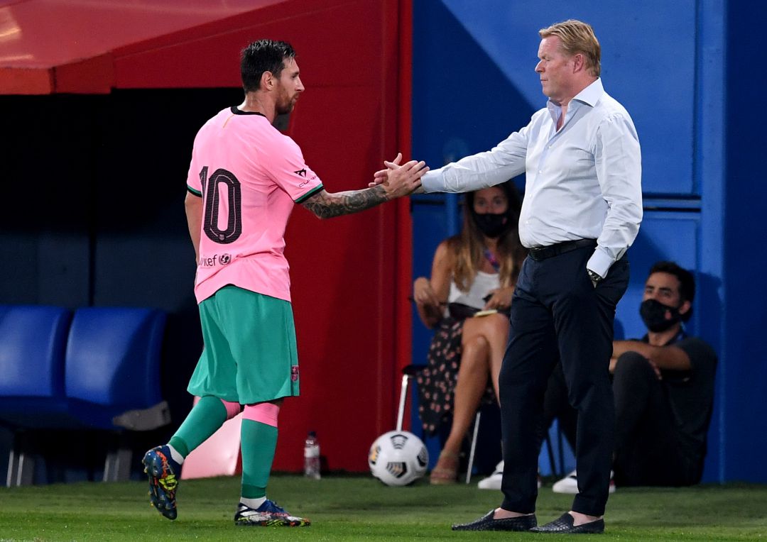 Koeman y Messi se saludan durante el amistoso Girona - Barcelona Koeman y Messi se saludan durante el amistoso Girona - Barcelona